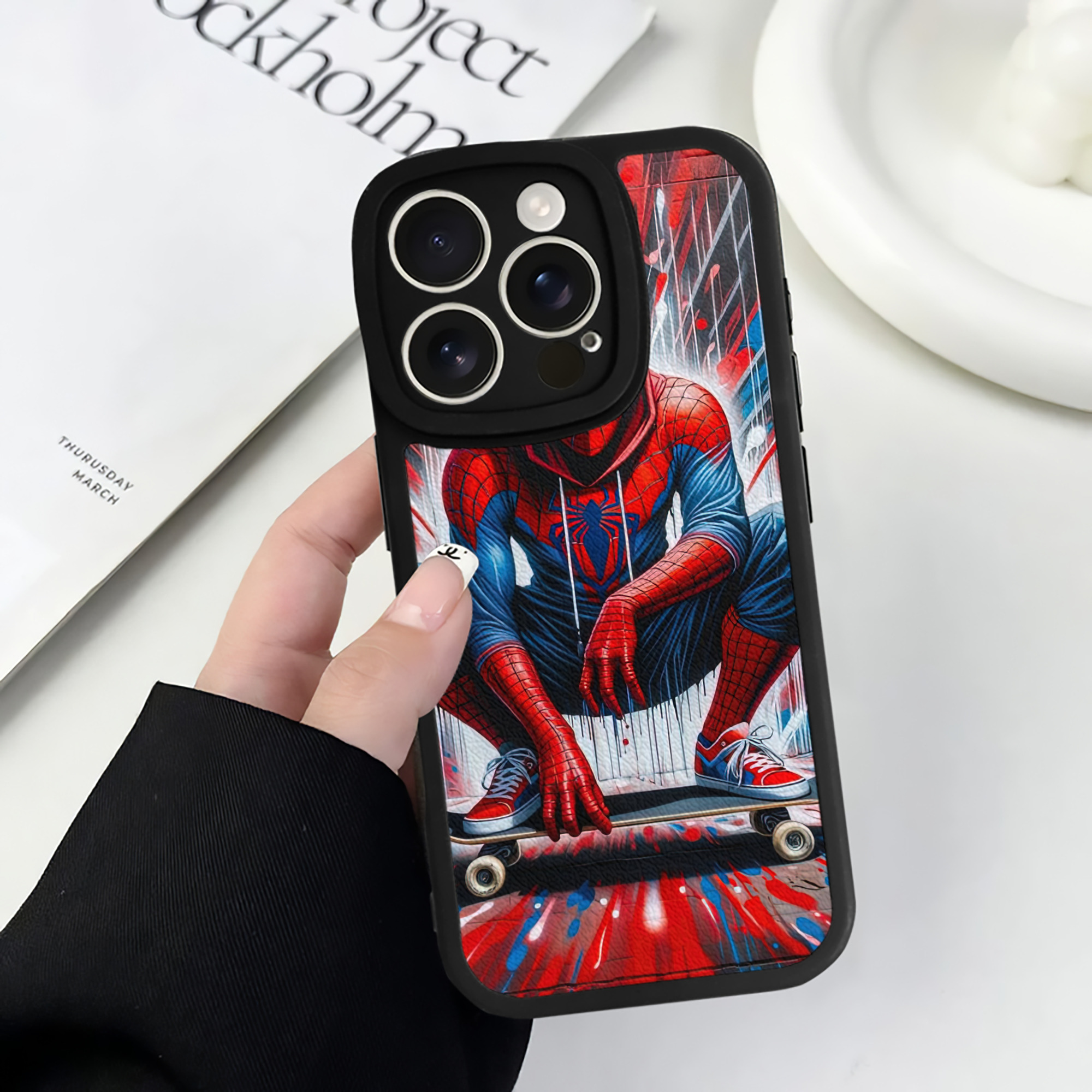 Spider Man スパイダーマン 【iPhone 16シリーズ対応】シリコンスマホケース（レザー調） 材質：シリコン